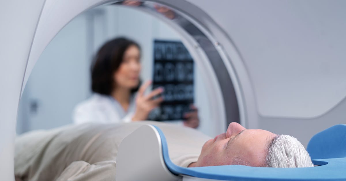medica analisando resultados de um exame de radiologia