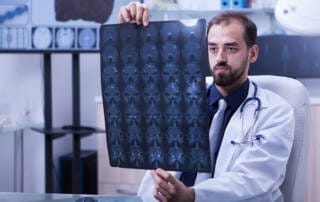 medico radiologista analisando exame de imagem