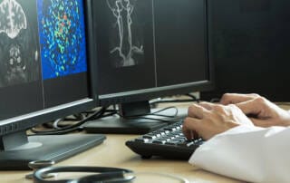 radiologista realizando emissao de laudos a distancia