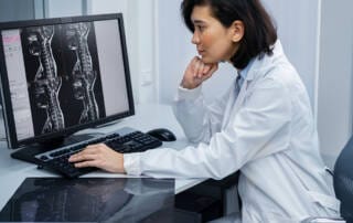 medica avaliando imagem no pacs