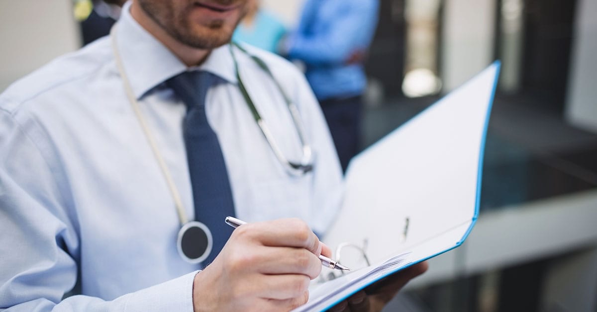 medico avaliando a classificacao ti-rads