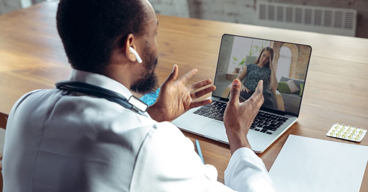 medico utilizando telemedicina