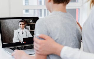 paciente utilizando telemedicina