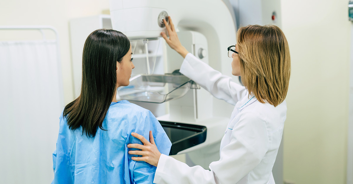 exame de mamografia sendo realizado