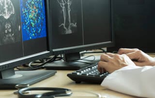 medico utilizando telerradiologia