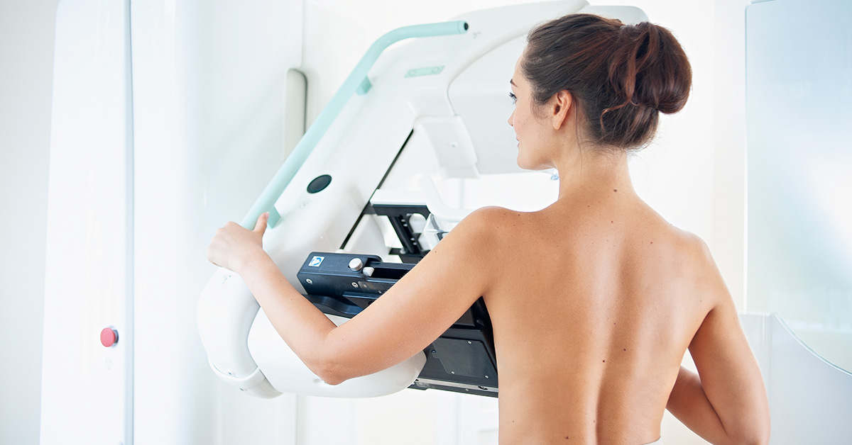 mulher realizando exame de mamografia