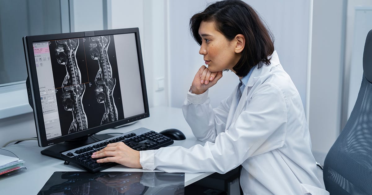 radiologista utilizando telerradiologia