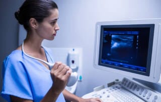 TÉCNICA RADIOLOGISTA PREPARANDO APARELHO DE ULTRASSONOGRAFIA