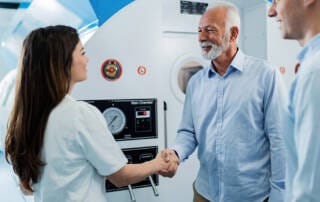 tecnico em radiologia recebendo paciente