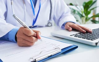 especialista preparando laudo medico