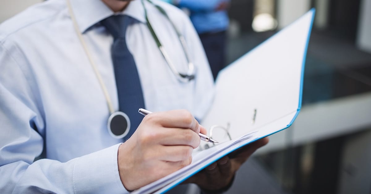 medico analisando laudo