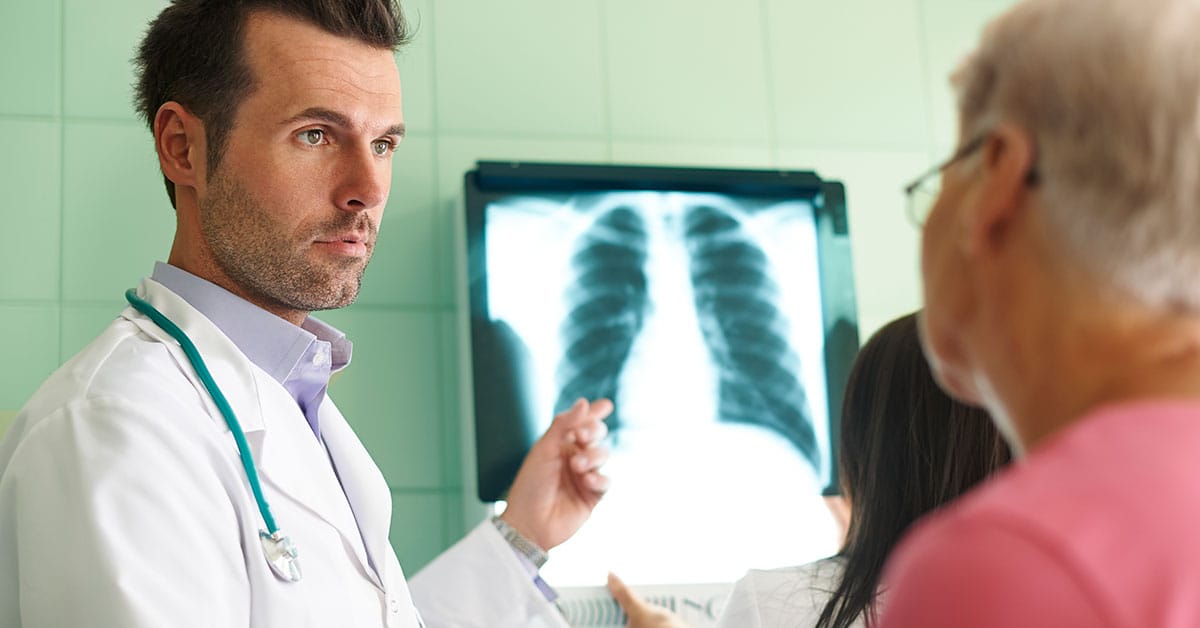 medico-apresentando-o-exame-de-fibrose-pulmonar.jpg medico apresentando o exame de fibrose pulmonar