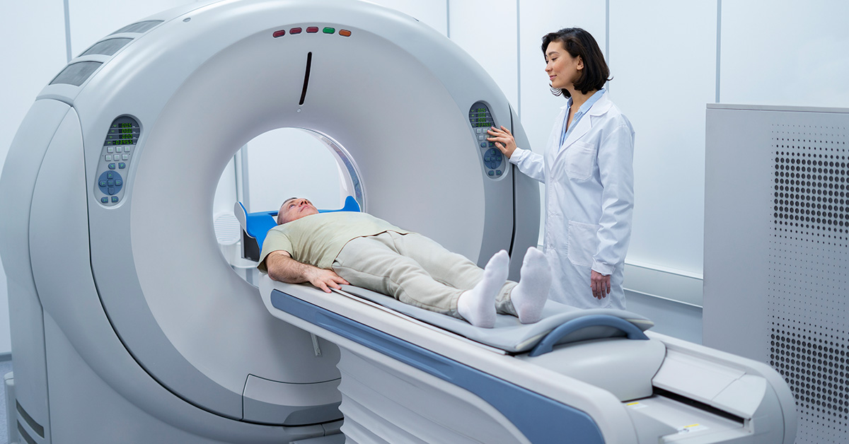 tomografia computadorizada sendo realizada com paciente no tomógrafo
