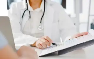 médico apresentando diagnóstico ao paciente