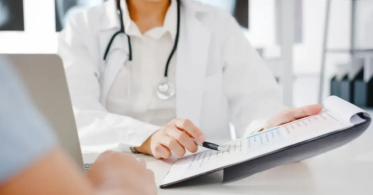 medico apresentando diagnóstico ao paciente médico apresentando diagnóstico ao paciente
