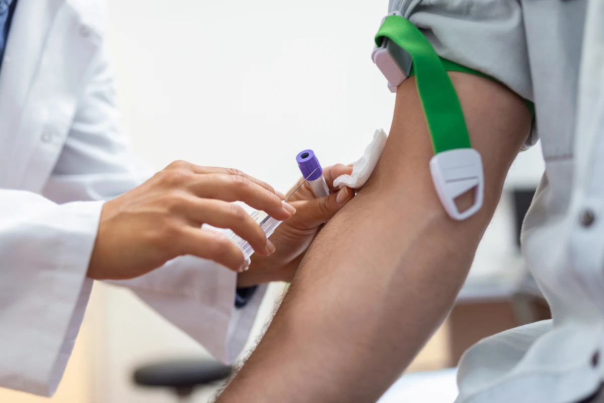 enfermeiro realizando exame sem pedido médico