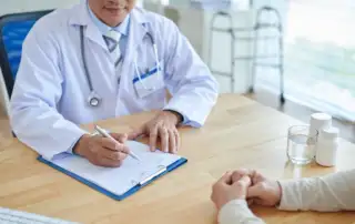 médico preechendo pedido para exame