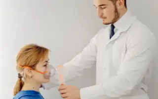 médico realizando espirometria em paciente