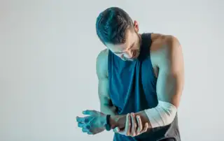 homem com fratura óssea