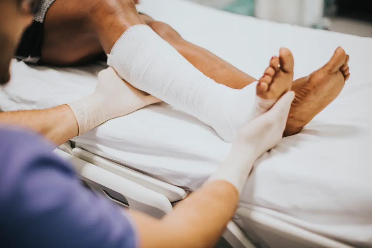 médico especialista em fraturas ósseas atendendo paciente