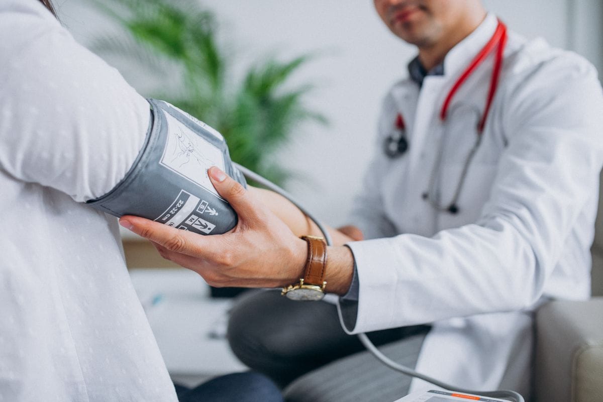medico realizando exame com suspeita de ateromatose