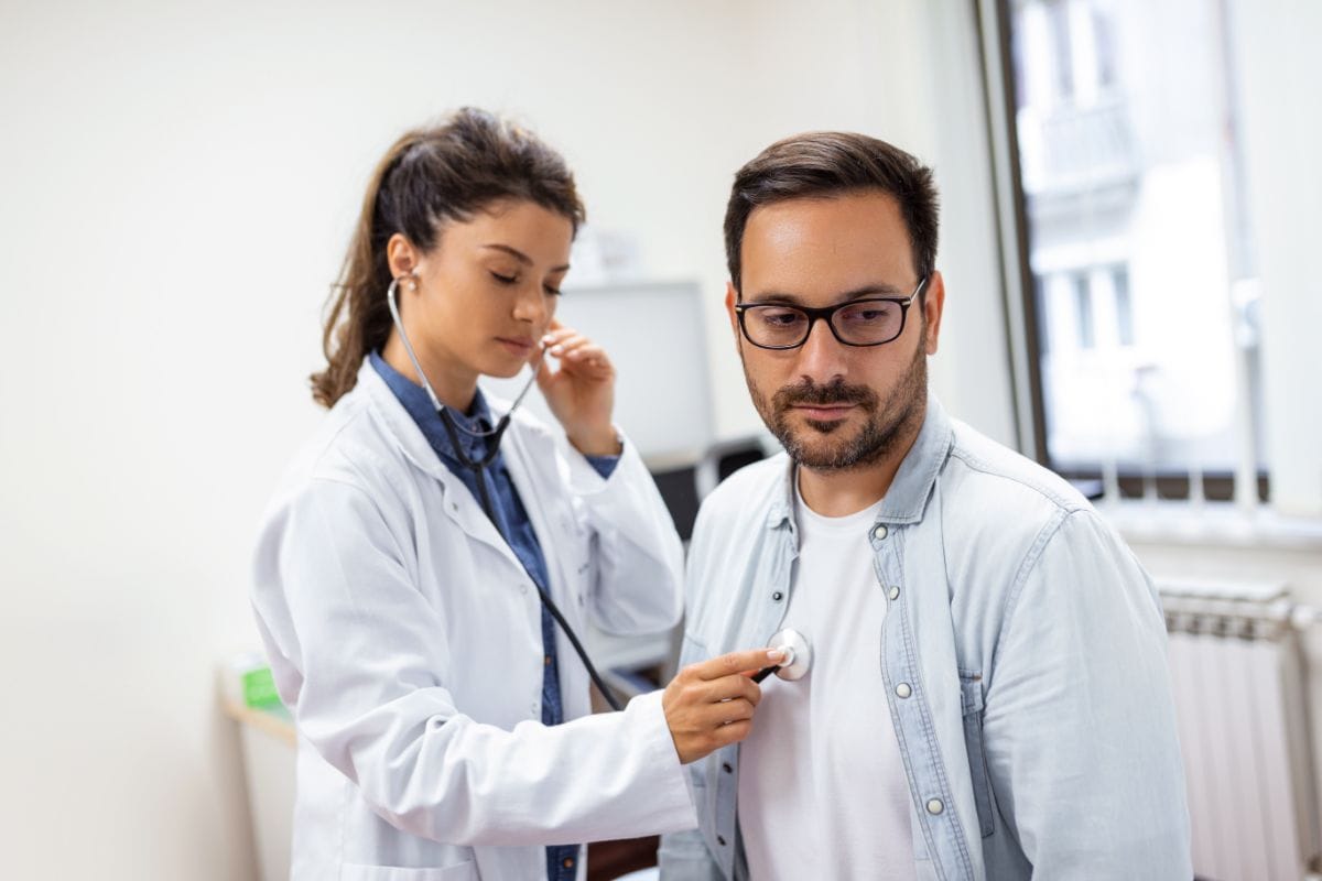 médica avaliando escore de cálcio