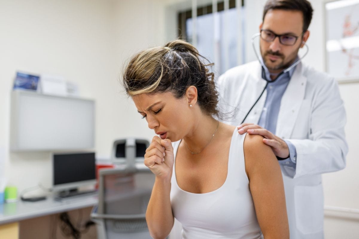 médico realização exame clínico