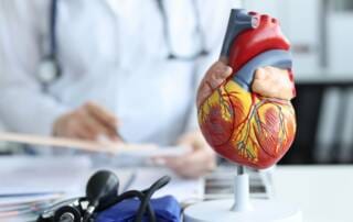 medico utilizando escore de cálcio