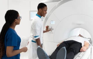exame de angiotomografia sendo preparado