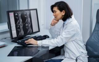 médica analisando metodos de diagnóstico por imagem