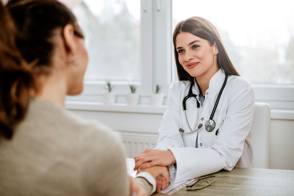 médica prestando atendimento humanizado na saúde