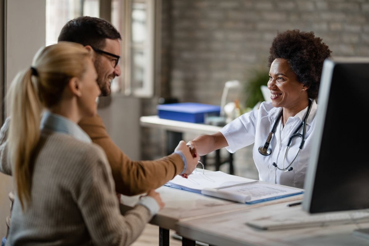 médica realizando atendimento humanizado na saúde