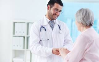 médico realizando atendimento humanizado na saúde
