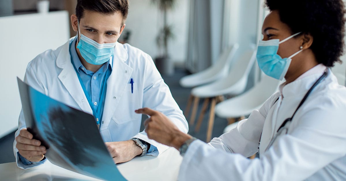 medicos analisando exame para telerradiologia nuclear