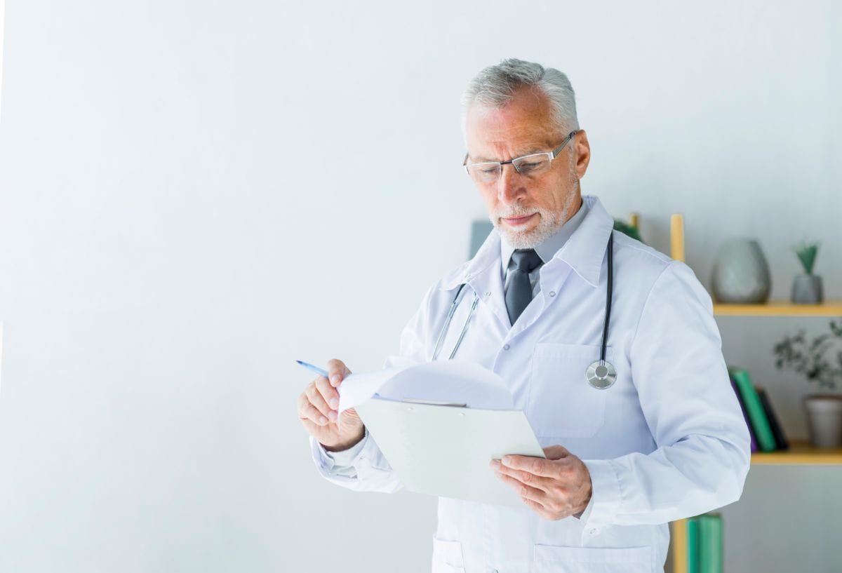 médico analisando sensibilidade e especificidade em testes de diagnóstico