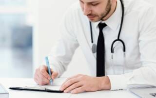 médico descrevendo sensibilidade e especificidade em testes de diagnóstico