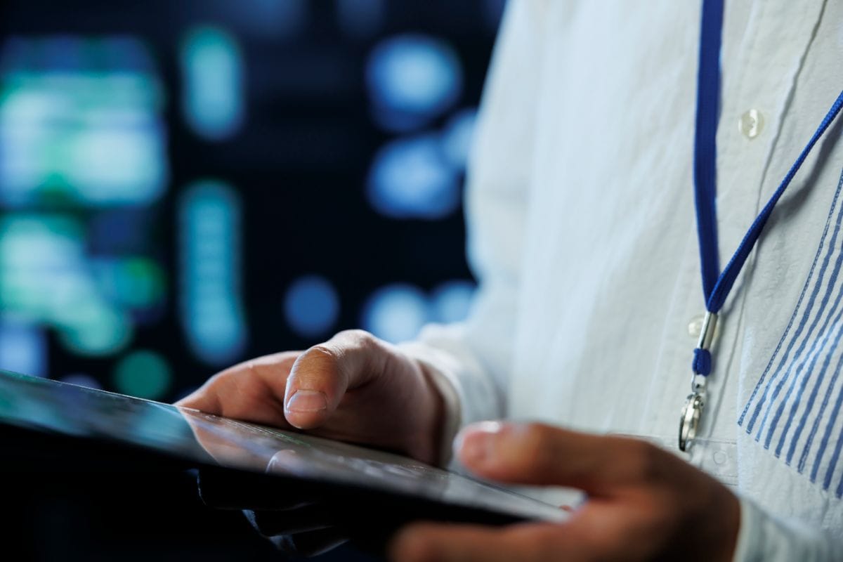 médico utilizando sistema pacs ris