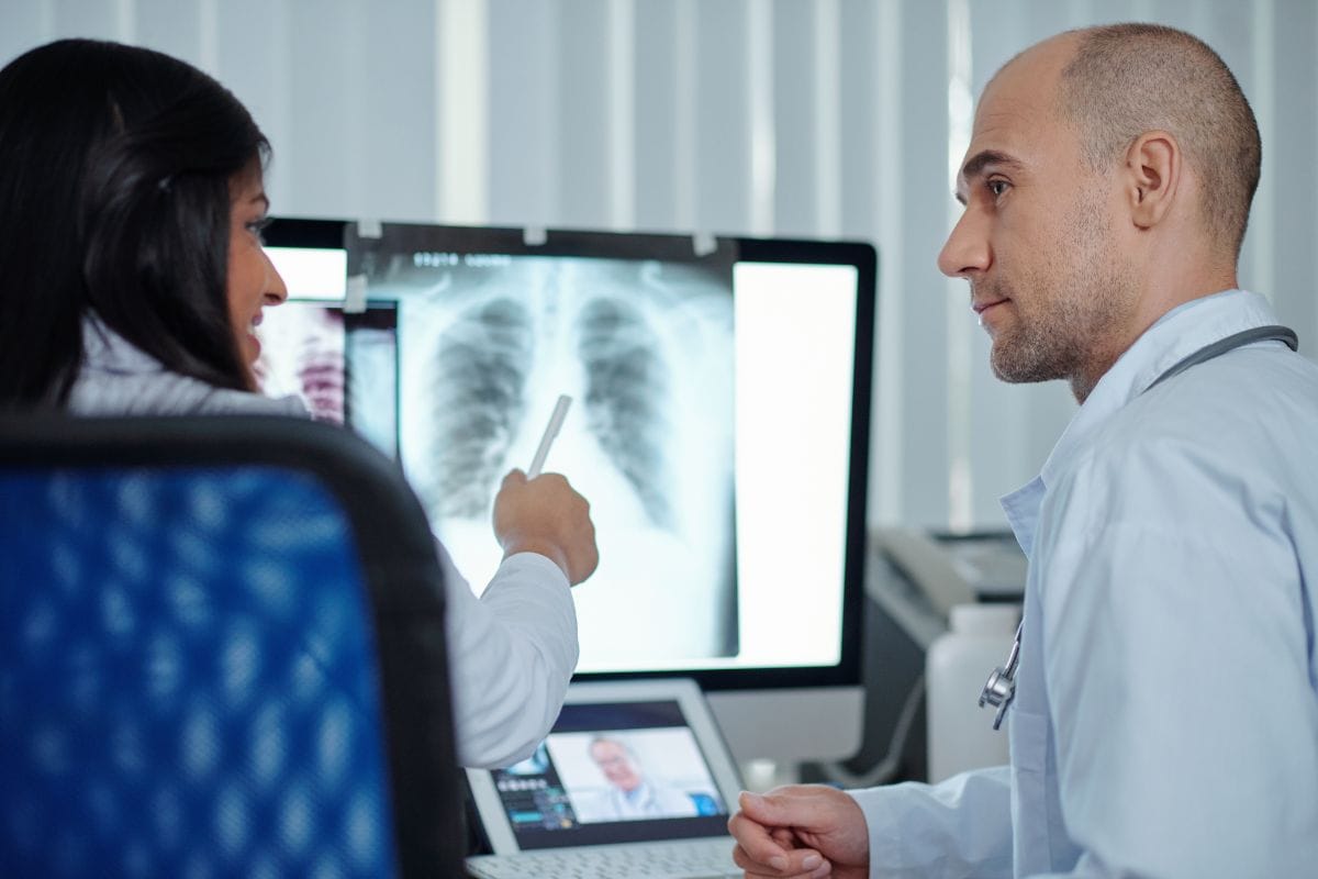 médicos conversando sobre exame e benefícios da telerradiologia