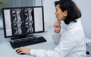 radiologista aproveitando os benefícios da telerradiologia