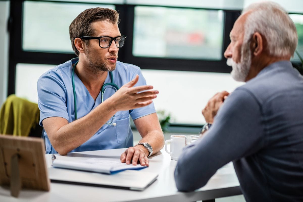médico conversando sobre resultados com paciente