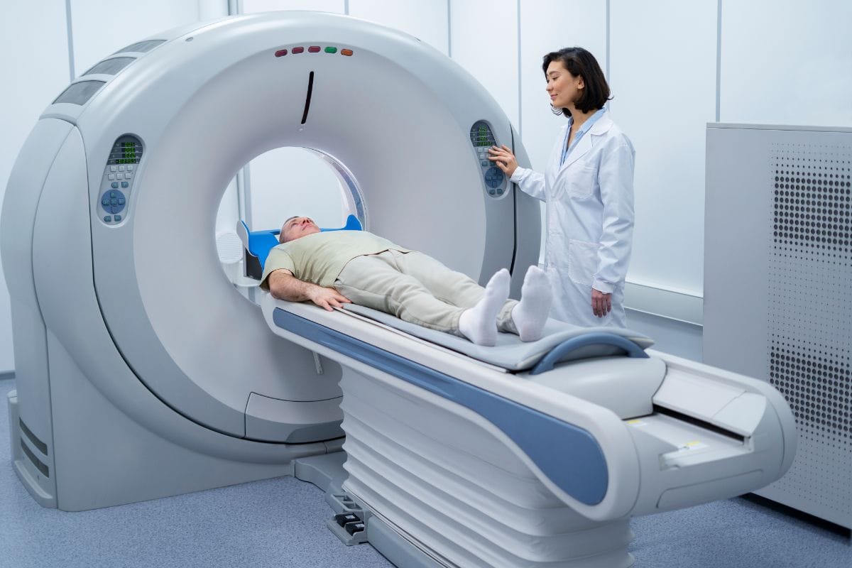 radiologista executando exame com posicionamento radiológico