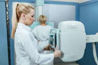 radiologista preparando posicionamento radiológico do paciente