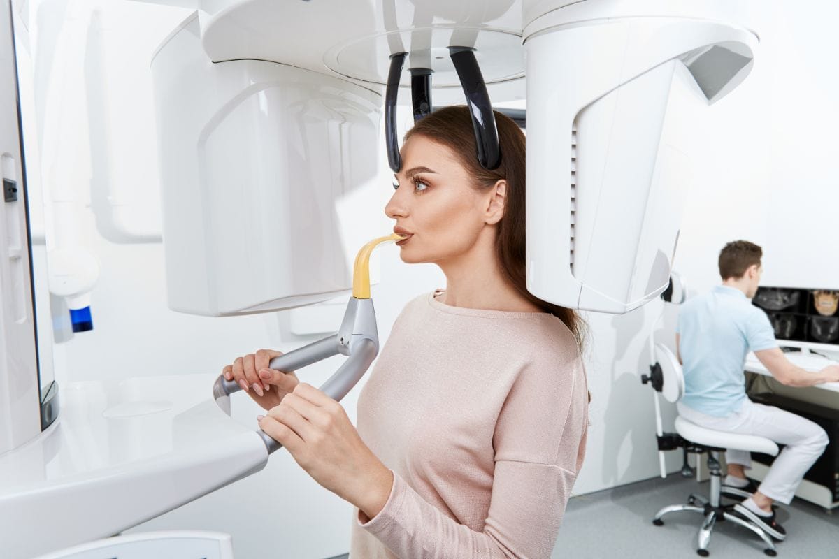 realizando exame de radiologia odontológica
