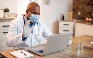 médico aproveitando as vantagens da telemedicina