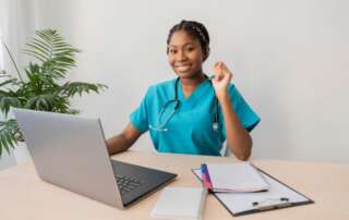 médica realizando consulta de telemedicina