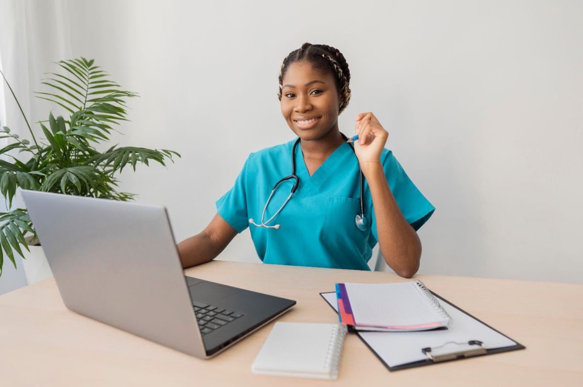 médica realizando consulta de telemedicina médica realizando consulta de telemedicina