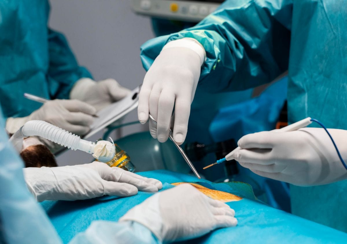 medicos realizando procedimento de angioplastia