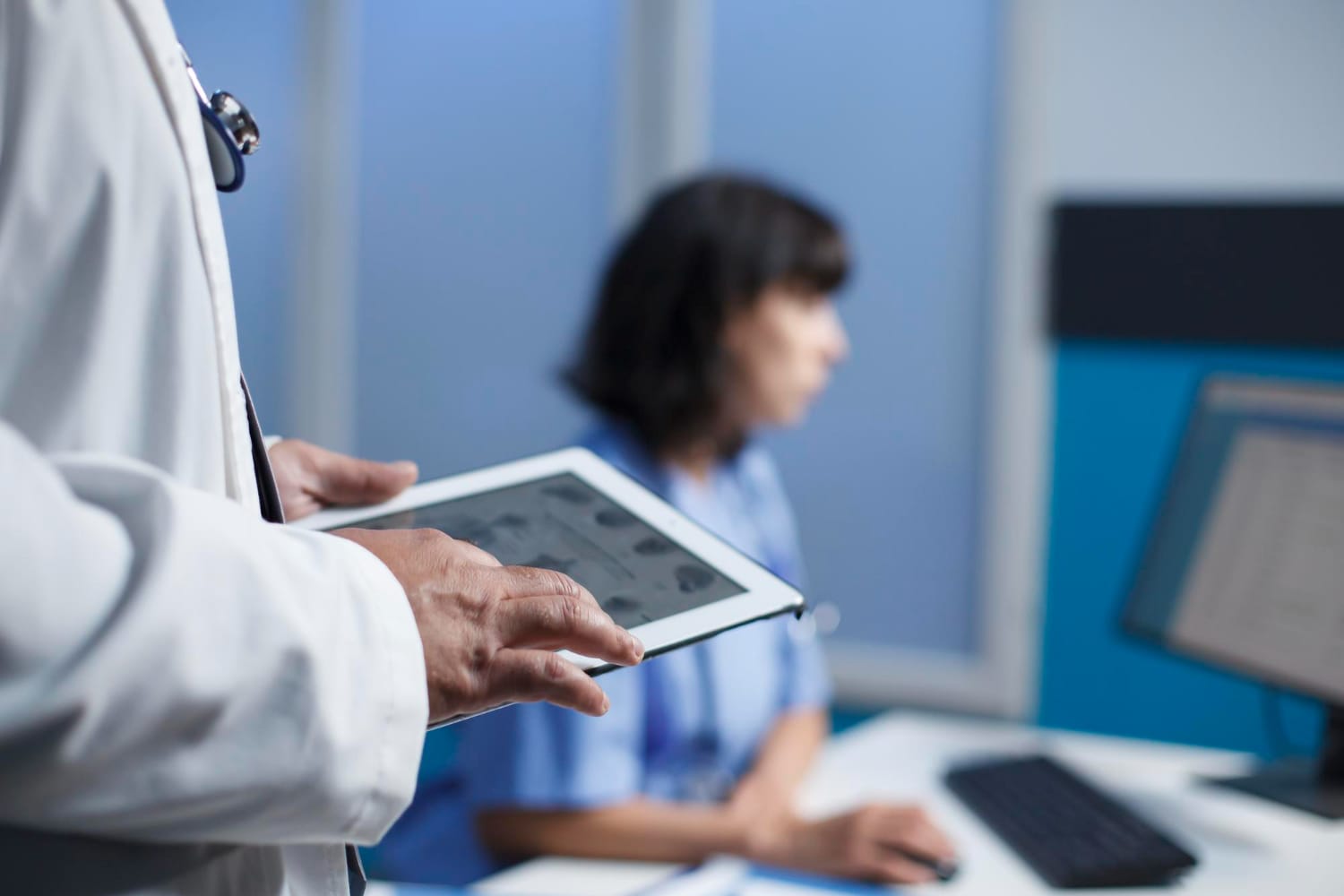 médico e enfermeira utilizando sistema pacs