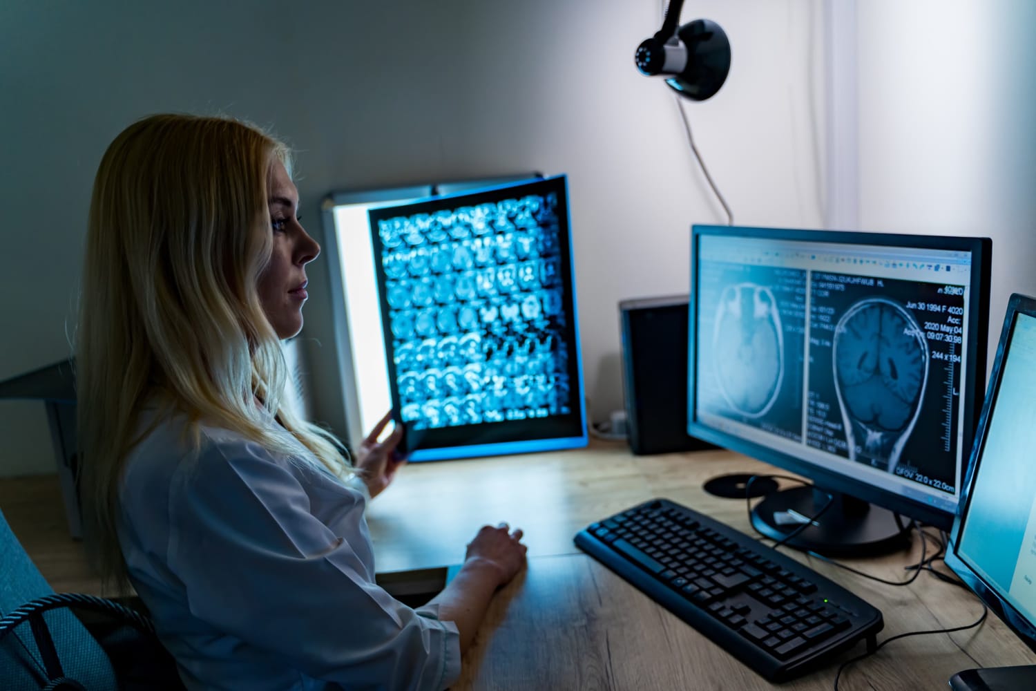 radiologista utilizando Inteligência Artificial na Análise de Imagens Médicas