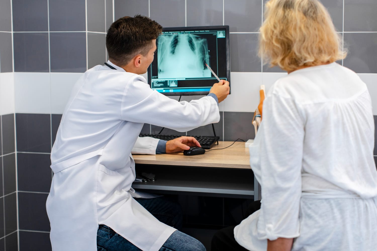 medicos utilizando uma tecnologia na radiologia